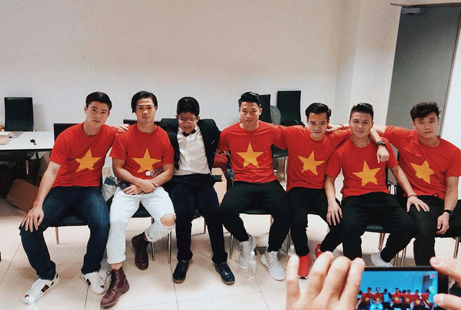 Bé Bôm khoác vai Công Phượng và những hình ảnh cảm động nhất đêm Gala WeChoice Awards 2017